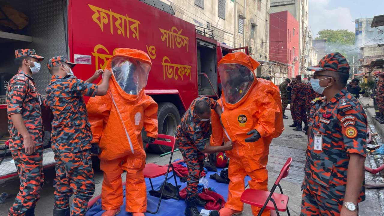 রূপনগরের কেমিক্যাল গোডাউনে প্রবেশ করেছে ফায়ার সার্ভিসের ‘হ্যাজমেট টিম’